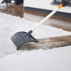Лопата-скрепер Fiskars для уборки снега облегченный SnowXpert 143011
